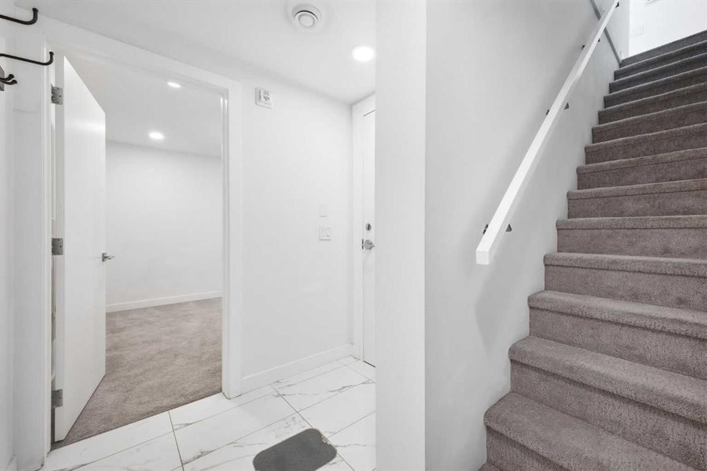 4010 Kovitz Lane Nw, Calgary, AB - Indoor Photo Showing Other Room