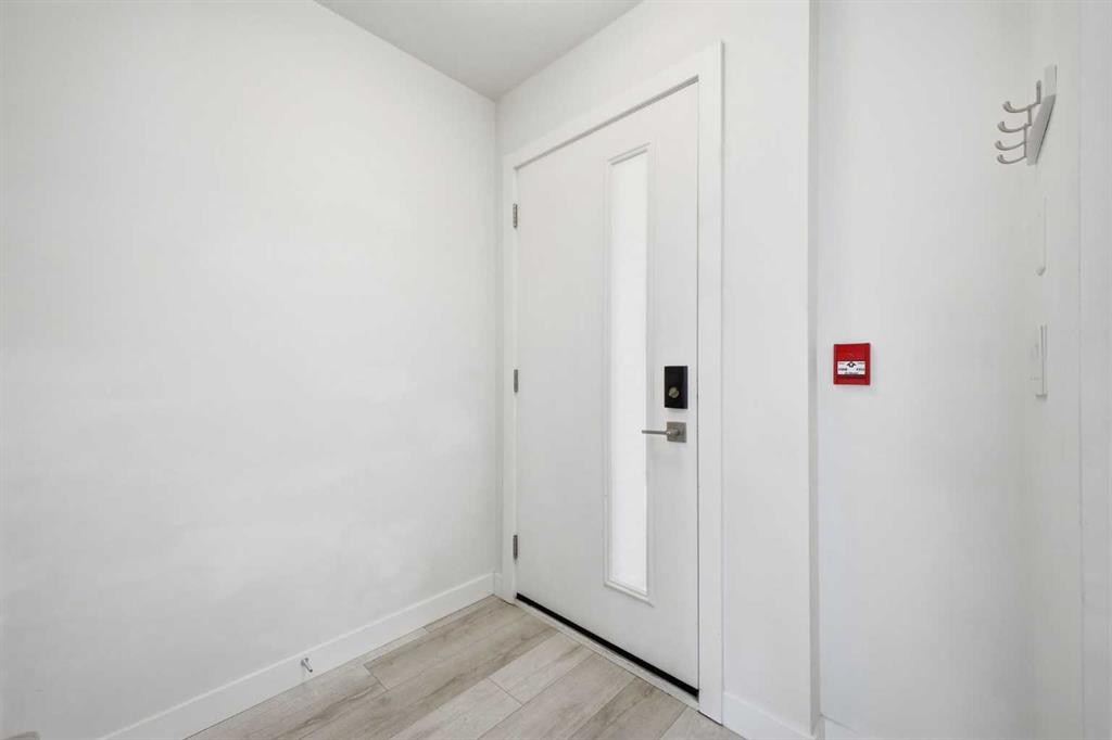 4010 Kovitz Lane Nw, Calgary, AB - Indoor Photo Showing Other Room