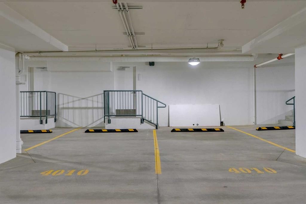 4010 Kovitz Lane Nw, Calgary, AB - Indoor Photo Showing Garage