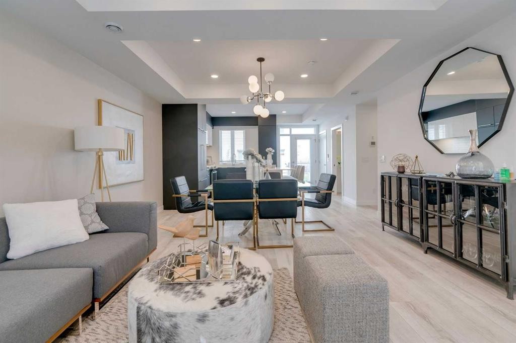 4010 Kovitz Lane Nw, Calgary, AB - Indoor Photo Showing Living Room