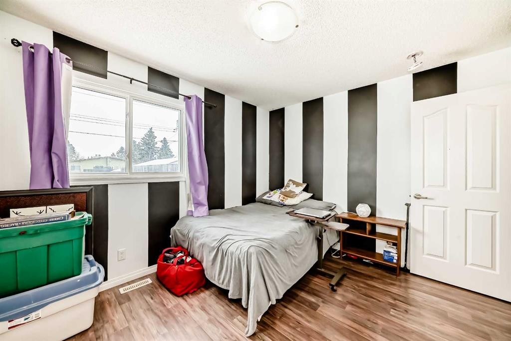 118 Dovertree Place Se, Calgary, AB - Indoor Photo Showing Bedroom