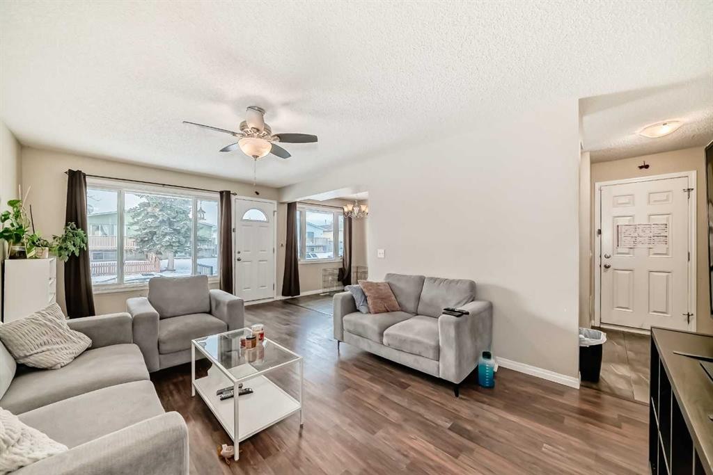 118 Dovertree Place Se, Calgary, AB - Indoor Photo Showing Living Room