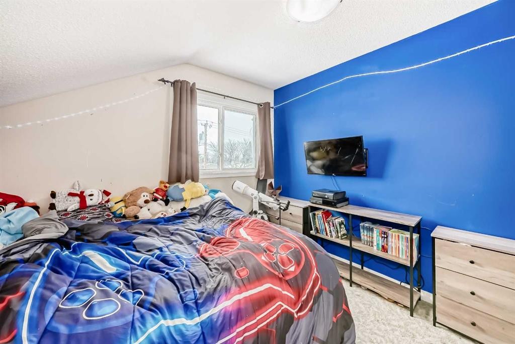 118 Dovertree Place Se, Calgary, AB - Indoor Photo Showing Bedroom