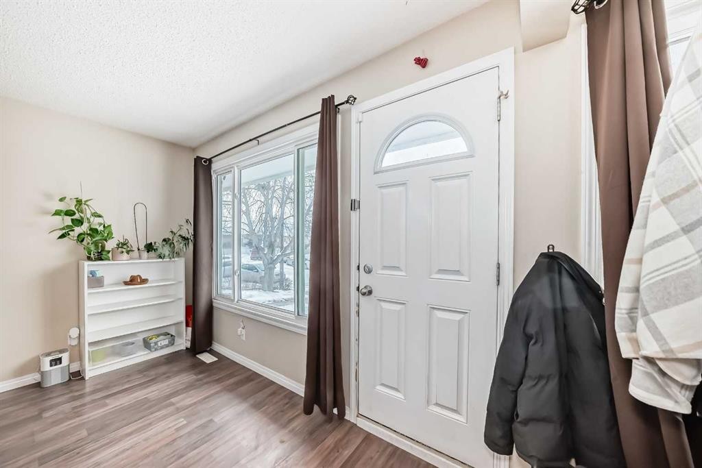 118 Dovertree Place Se, Calgary, AB - Indoor Photo Showing Other Room