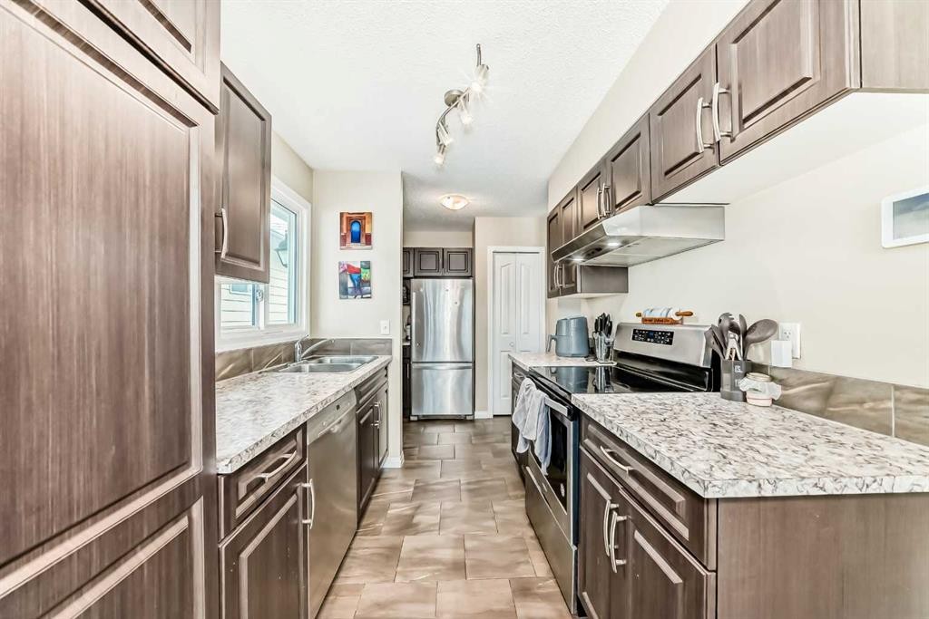 118 Dovertree Place Se, Calgary, AB - Indoor Photo Showing Kitchen With Double Sink With Upgraded Kitchen