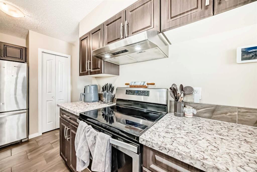118 Dovertree Place Se, Calgary, AB - Indoor Photo Showing Kitchen