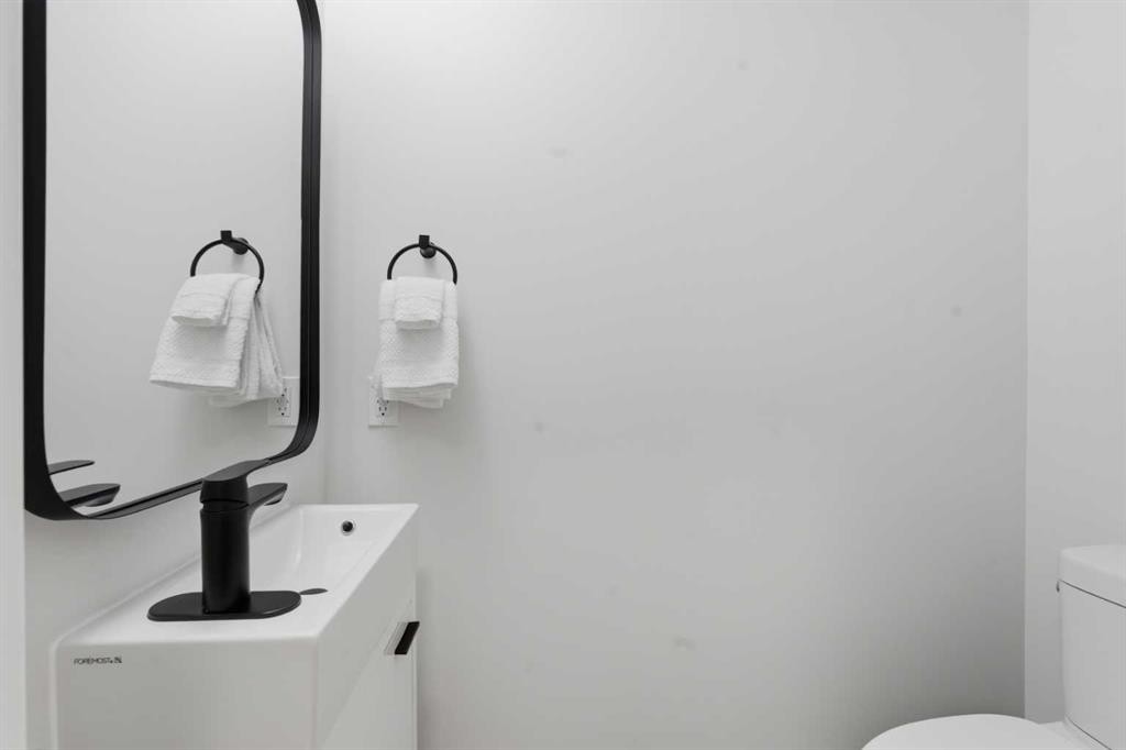 146 Springbluff Heights Sw, Calgary, AB - Indoor Photo Showing Bathroom