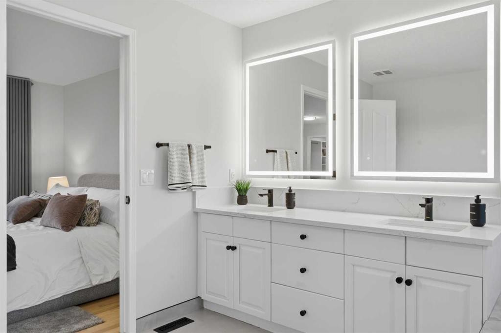 146 Springbluff Heights Sw, Calgary, AB - Indoor Photo Showing Bedroom