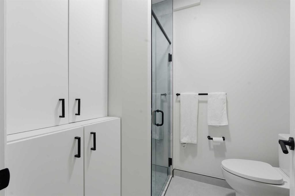 146 Springbluff Heights Sw, Calgary, AB - Indoor Photo Showing Bathroom