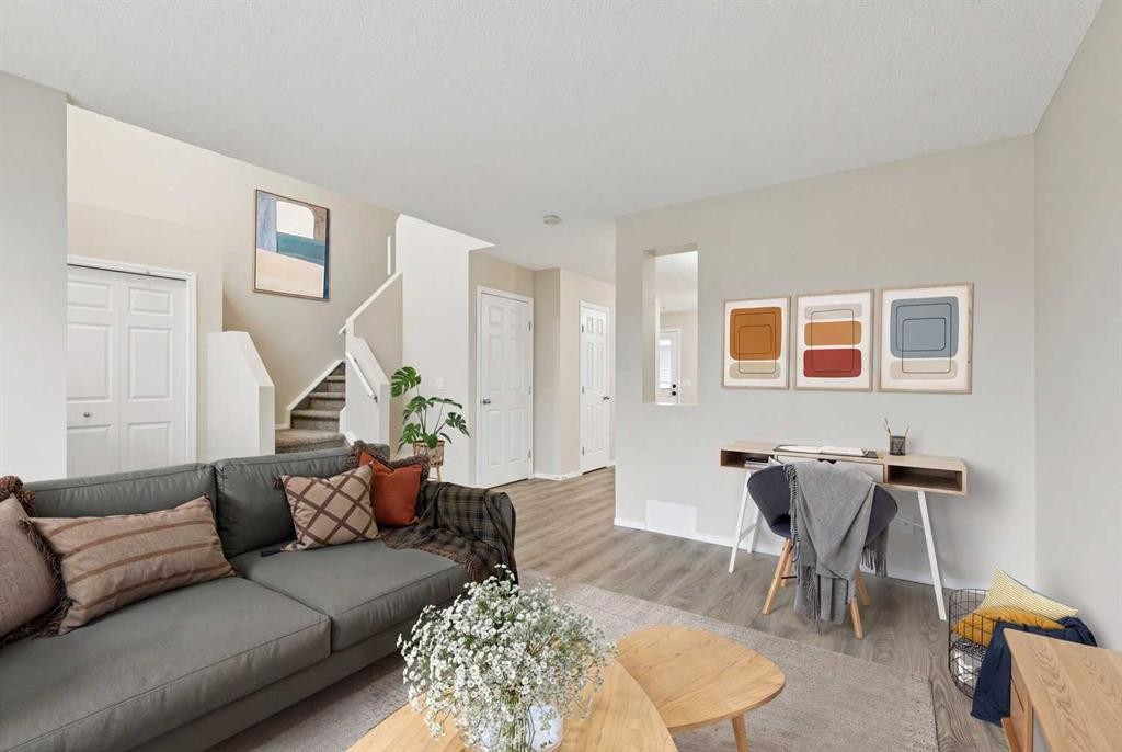 475 Cimarron Boulevard, Okotoks, AB - Indoor Photo Showing Living Room