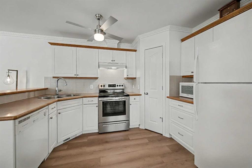 1409 Strathcona Way, Strathmore, AB - Indoor Photo Showing Kitchen With Double Sink