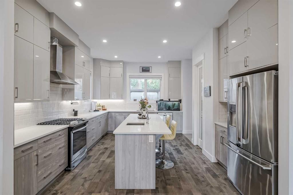 701 13A Street Ne, Calgary, AB - Indoor Photo Showing Kitchen With Upgraded Kitchen