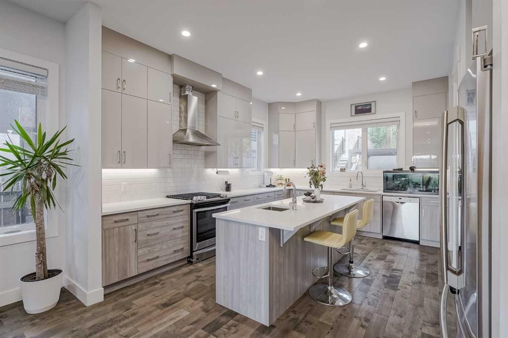 701 13A Street Ne, Calgary, AB - Indoor Photo Showing Kitchen With Upgraded Kitchen