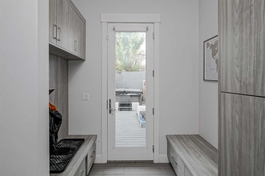 701 13A Street Ne, Calgary, AB - Indoor Photo Showing Other Room