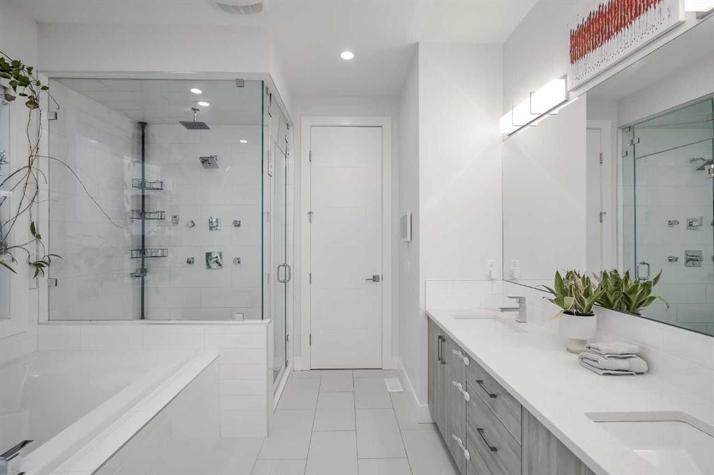 701 13A Street Ne, Calgary, AB - Indoor Photo Showing Bathroom