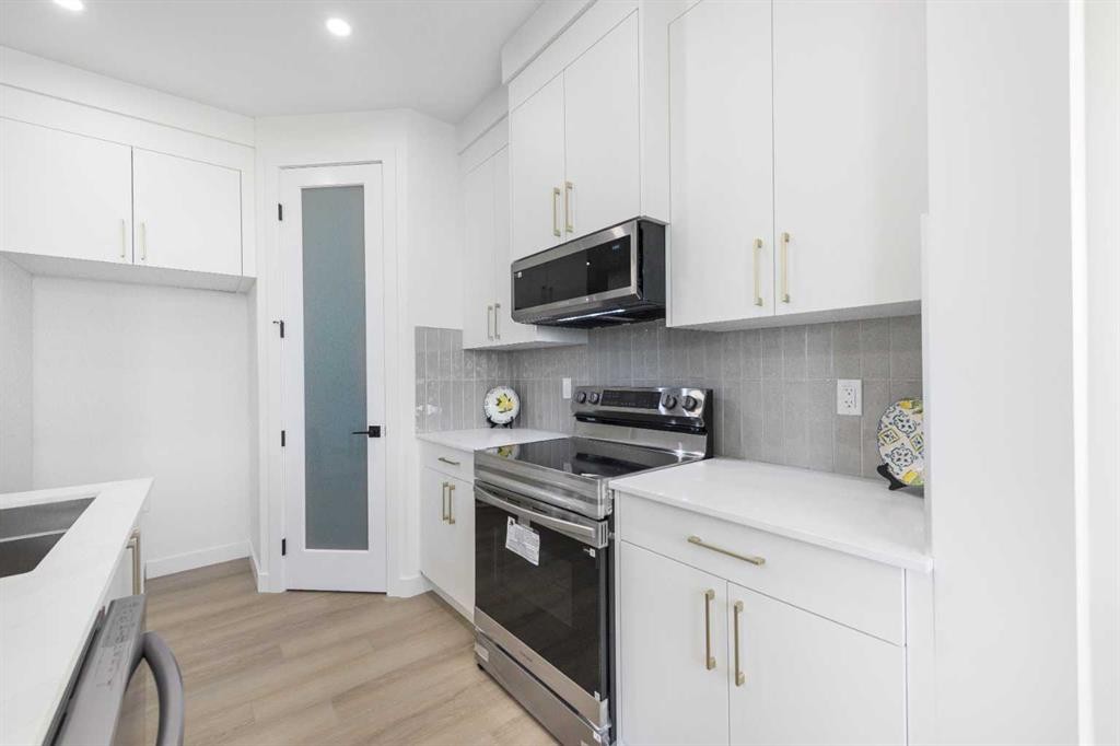 80 Heritage Manor, Cochrane, AB - Indoor Photo Showing Kitchen With Double Sink