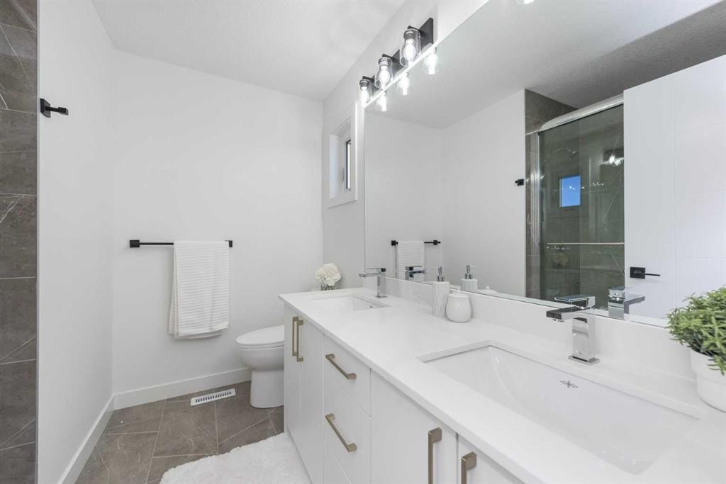 80 Heritage Manor, Cochrane, AB - Indoor Photo Showing Bathroom