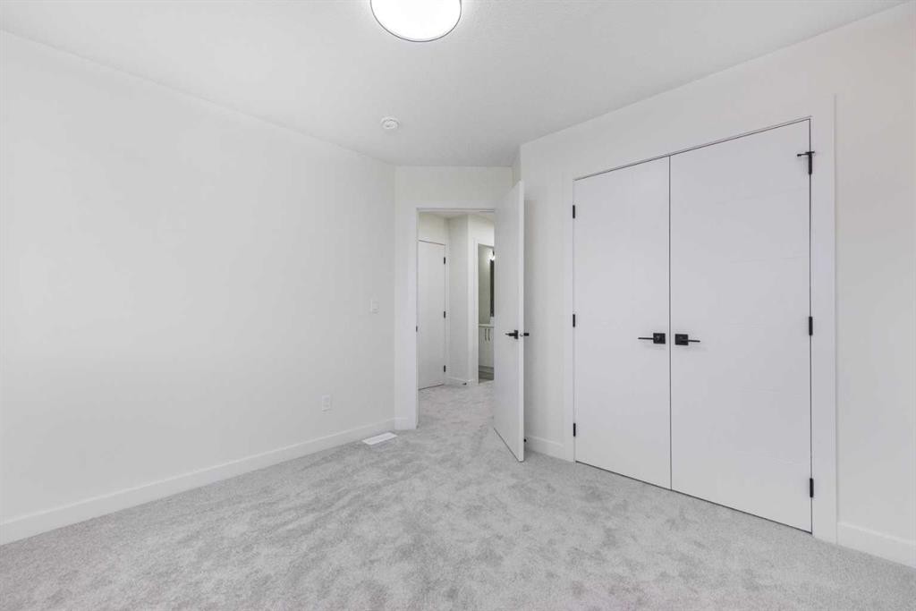 80 Heritage Manor, Cochrane, AB - Indoor Photo Showing Other Room