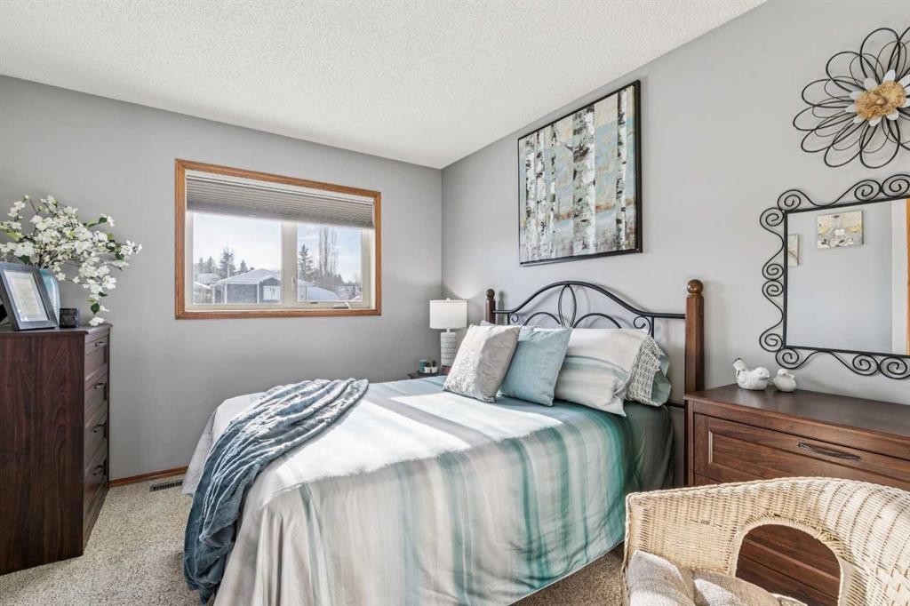 20 Macewan Ridge View Nw, Calgary, AB - Indoor Photo Showing Bedroom