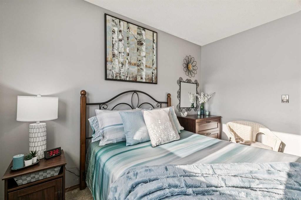 20 Macewan Ridge View Nw, Calgary, AB - Indoor Photo Showing Bedroom