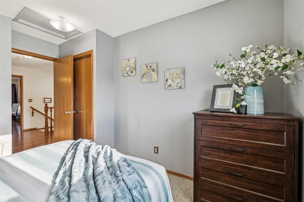 20 Macewan Ridge View Nw, Calgary, AB - Indoor Photo Showing Bedroom