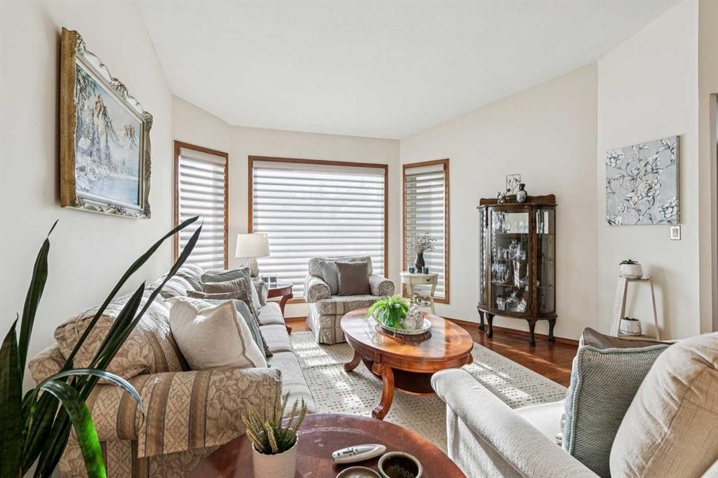 20 Macewan Ridge View Nw, Calgary, AB - Indoor Photo Showing Living Room
