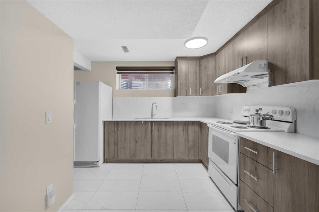51 Coral Reef Close Ne, Calgary, AB - Indoor Photo Showing Kitchen