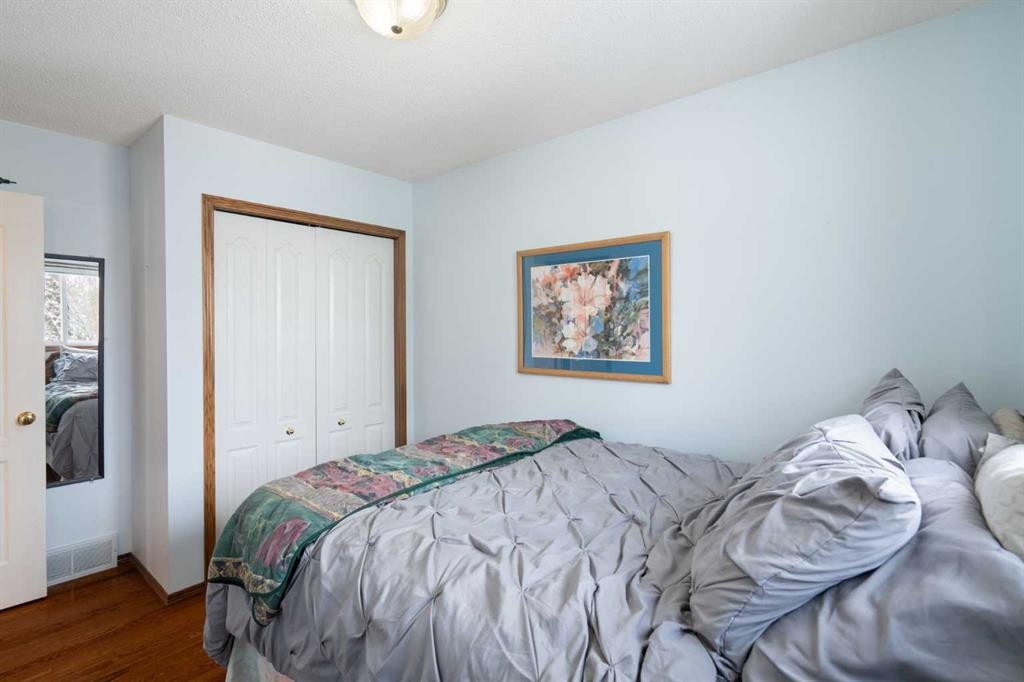 80 Chaparral Road Se, Calgary, AB - Indoor Photo Showing Bedroom