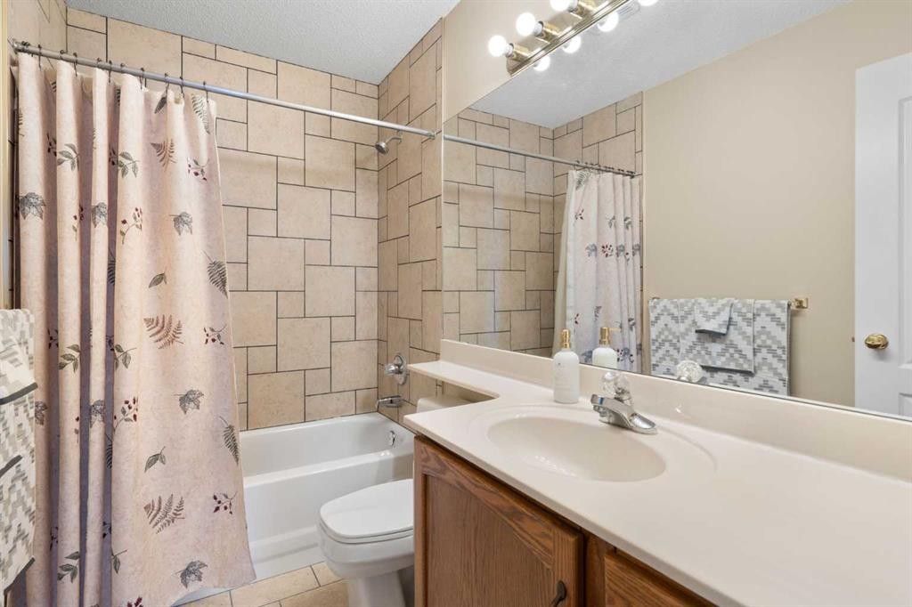 80 Chaparral Road Se, Calgary, AB - Indoor Photo Showing Bathroom