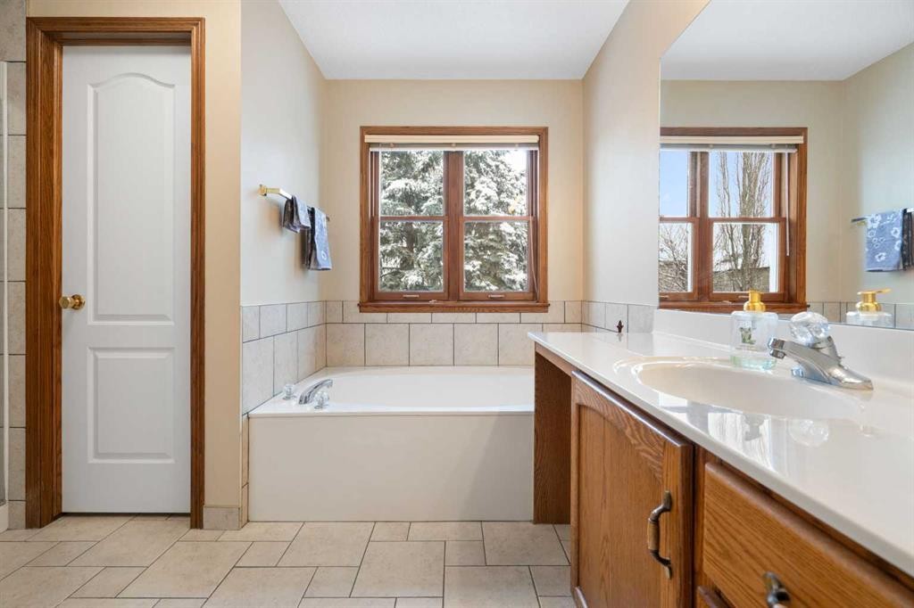 80 Chaparral Road Se, Calgary, AB - Indoor Photo Showing Bathroom