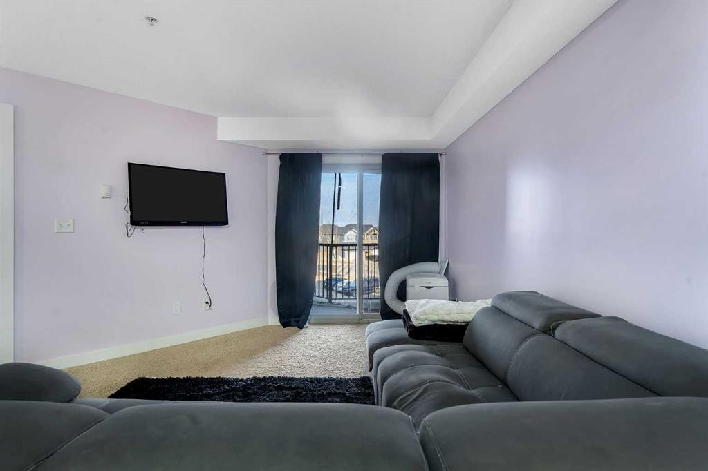 318-7210 80 Avenue Ne, Calgary, AB - Indoor Photo Showing Living Room