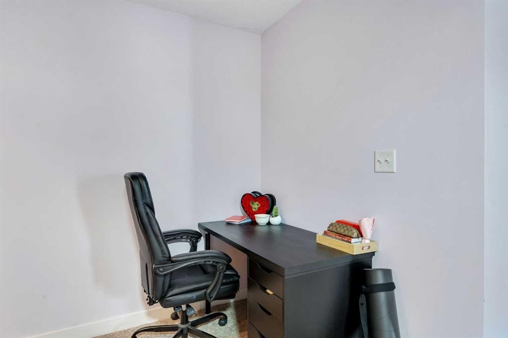 318-7210 80 Avenue Ne, Calgary, AB - Indoor Photo Showing Office