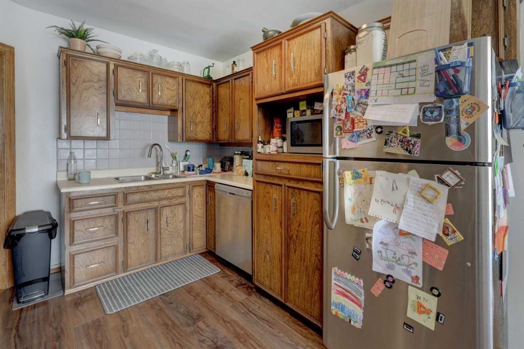 636 17 Avenue Ne, Calgary, AB - Indoor Photo Showing Kitchen With Double Sink
