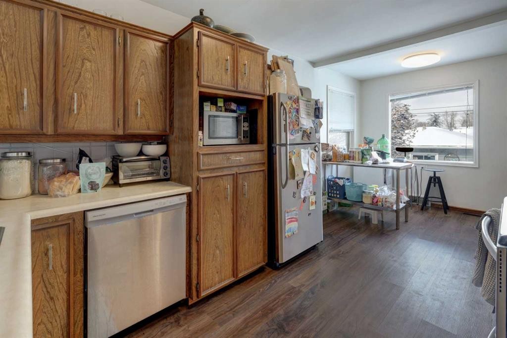 636 17 Avenue Ne, Calgary, AB - Indoor Photo Showing Kitchen