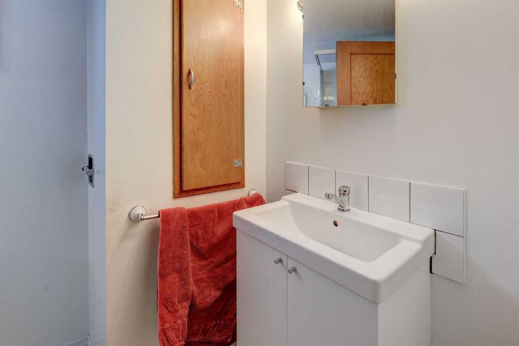 636 17 Avenue Ne, Calgary, AB - Indoor Photo Showing Bathroom