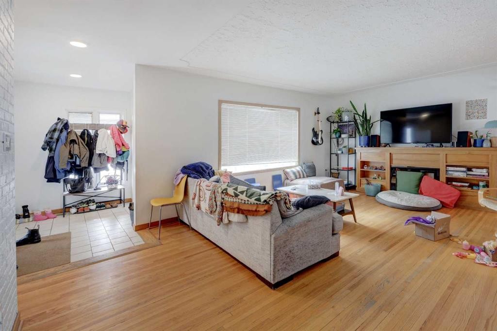 636 17 Avenue Ne, Calgary, AB - Indoor Photo Showing Living Room