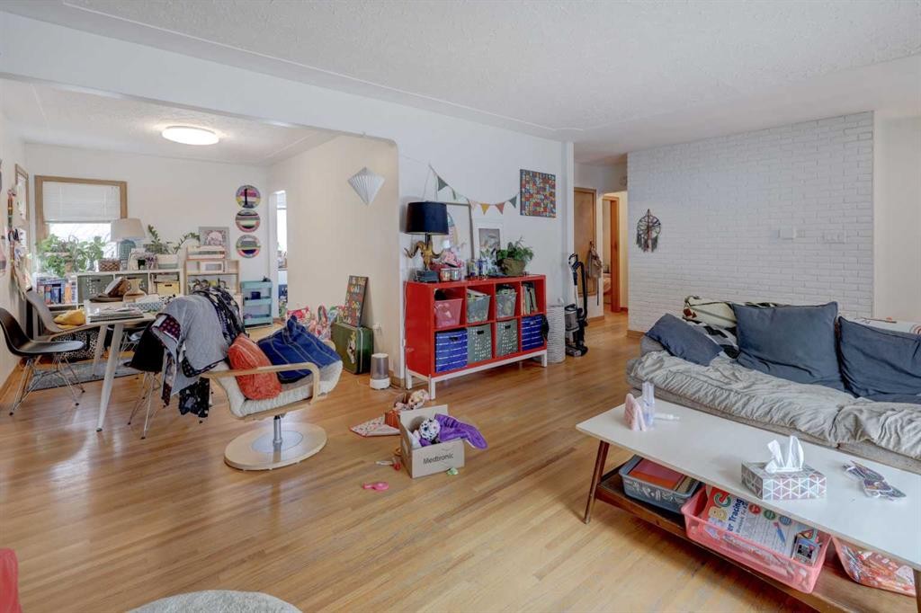 636 17 Avenue Ne, Calgary, AB - Indoor Photo Showing Living Room