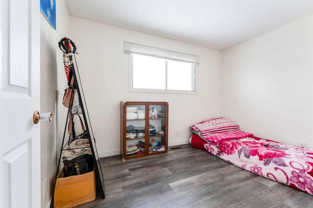 119 Mardale Crescent Ne, Calgary, AB - Indoor Photo Showing Bedroom