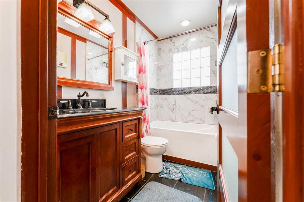 119 Mardale Crescent Ne, Calgary, AB - Indoor Photo Showing Bathroom