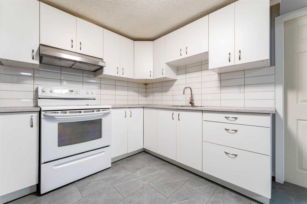 119 Mardale Crescent Ne, Calgary, AB - Indoor Photo Showing Kitchen