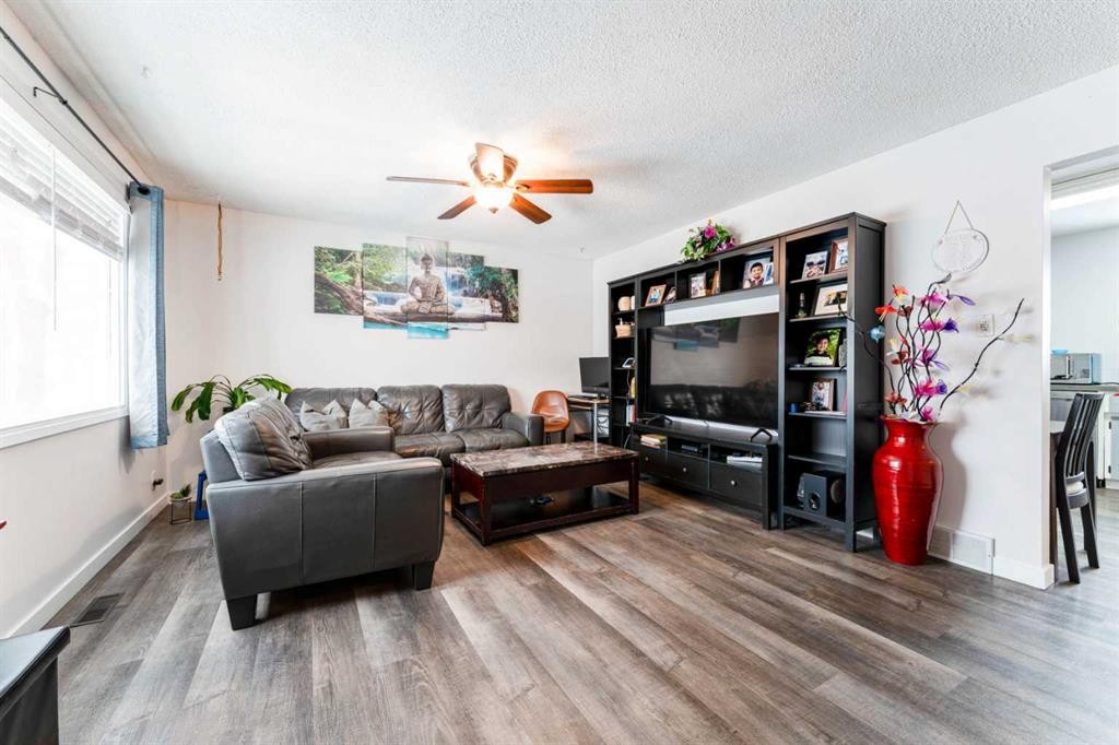 119 Mardale Crescent Ne, Calgary, AB - Indoor Photo Showing Living Room