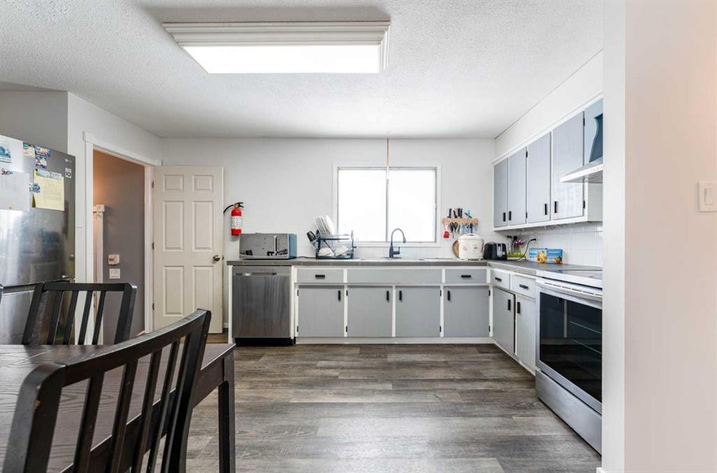 119 Mardale Crescent Ne, Calgary, AB - Indoor Photo Showing Kitchen