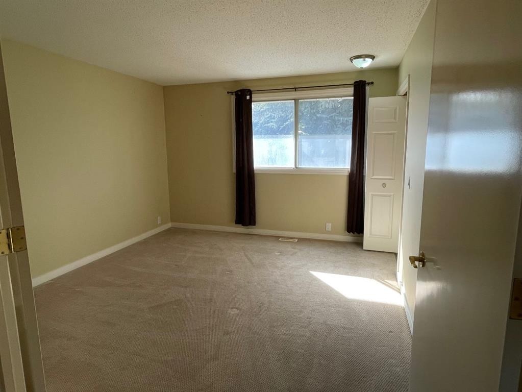 247 Bracewood Road Sw, Calgary, AB - Indoor Photo Showing Other Room