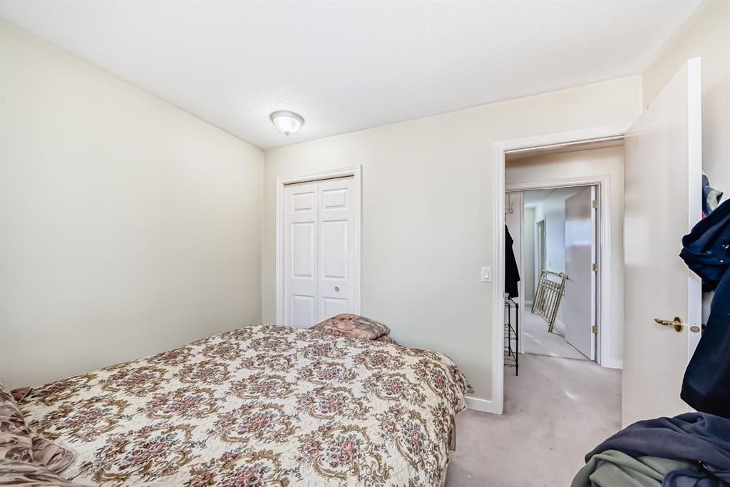 247 Bracewood Road Sw, Calgary, AB - Indoor Photo Showing Bedroom