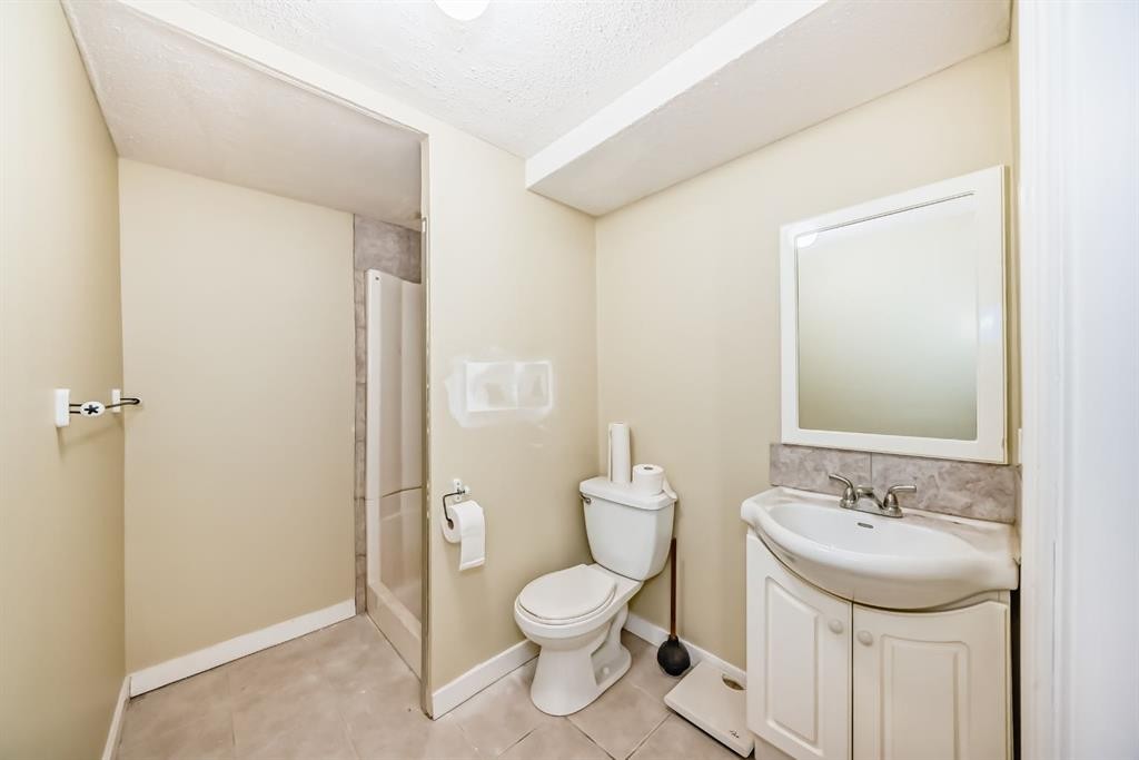 247 Bracewood Road Sw, Calgary, AB - Indoor Photo Showing Bathroom