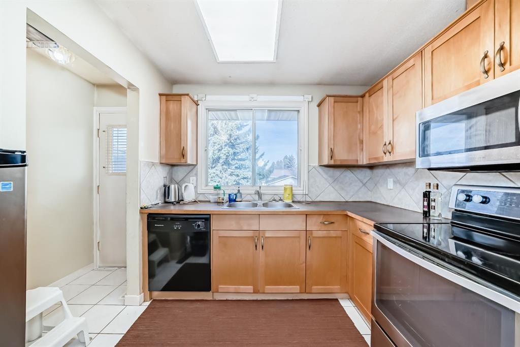 247 Bracewood Road Sw, Calgary, AB - Indoor Photo Showing Kitchen With Double Sink