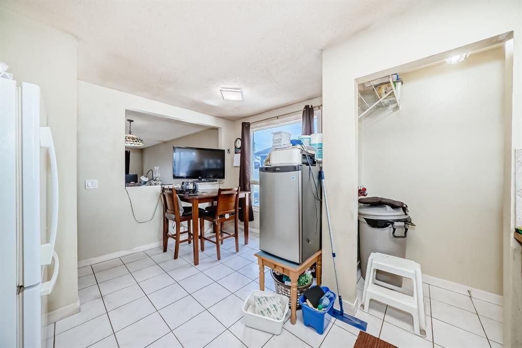 247 Bracewood Road Sw, Calgary, AB - Indoor