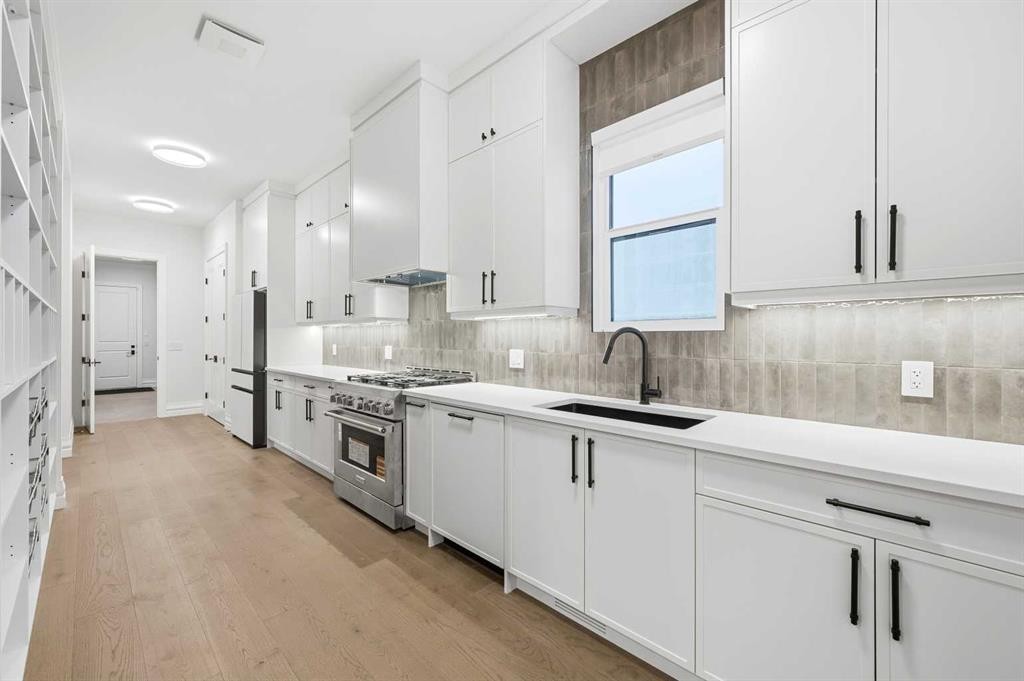 126 Sunstone Way, Balzac, AB - Indoor Photo Showing Kitchen With Upgraded Kitchen