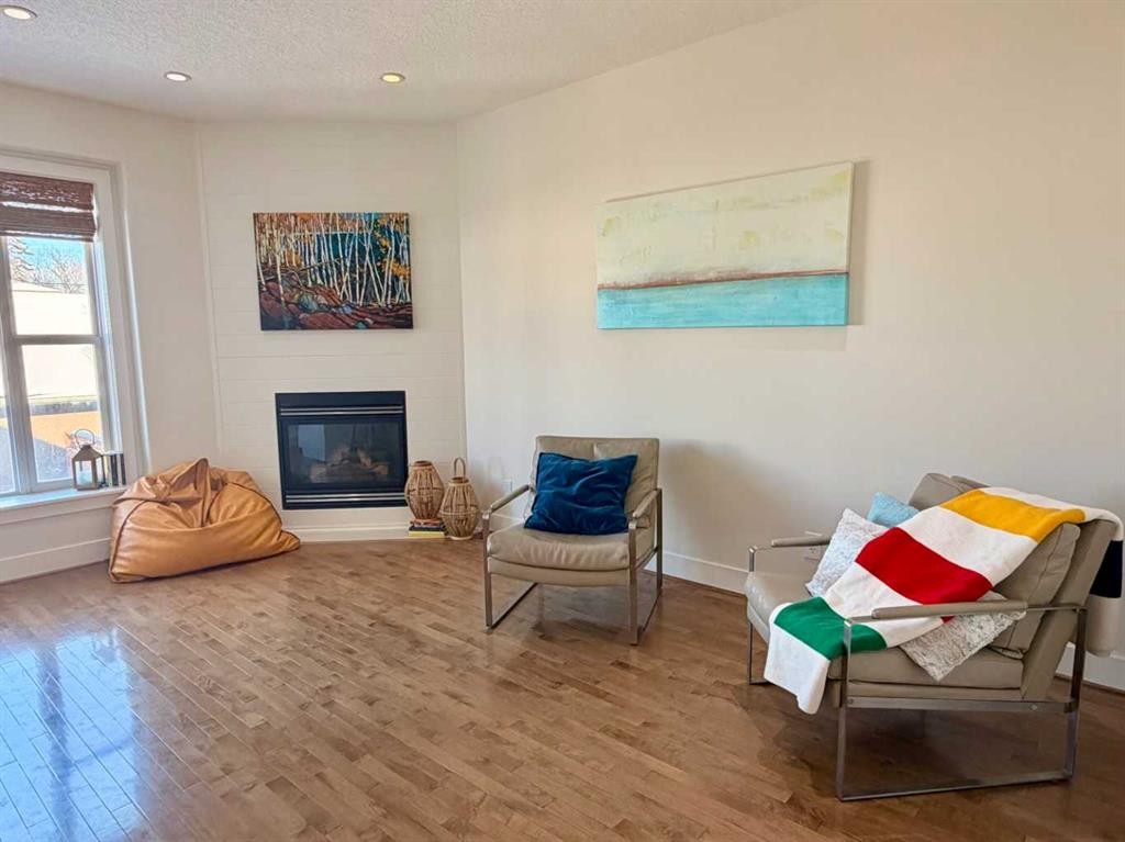 624 27 Avenue Nw, Calgary, AB - Indoor Photo Showing Living Room With Fireplace