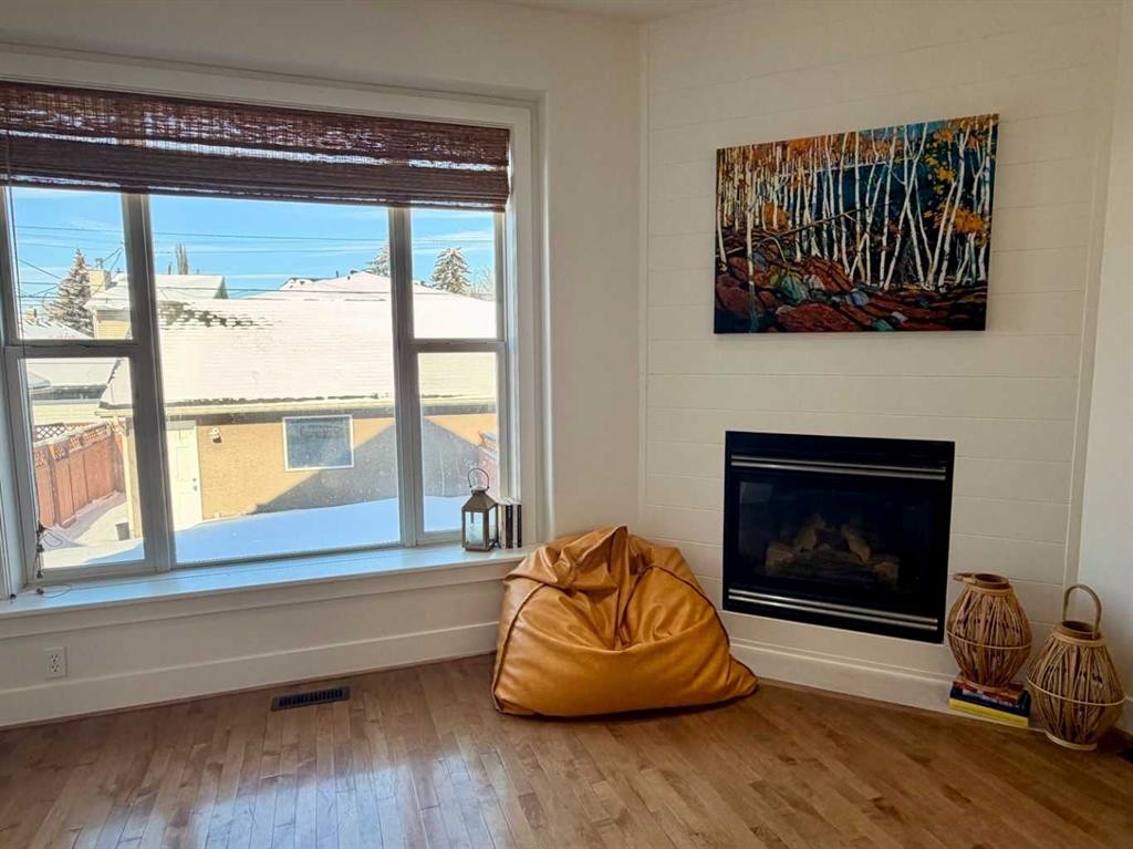 624 27 Avenue Nw, Calgary, AB - Indoor Photo Showing Living Room With Fireplace